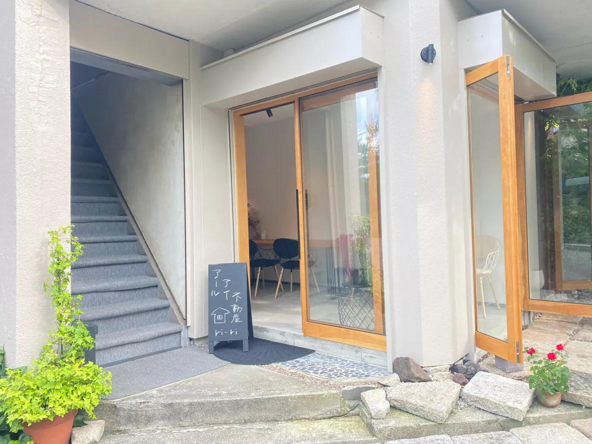 富山市本町にあるアールアイ合同会社の店先